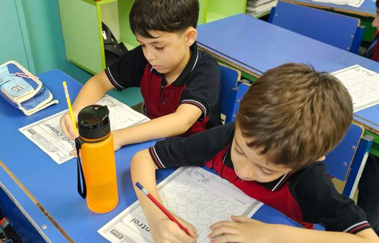 تمرین نحوه درست در دست گرفتن مداد 3