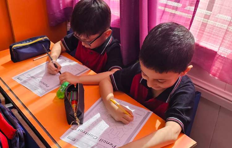 تمرین نحوه درست در دست گرفتن مداد 9