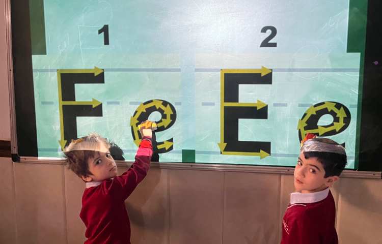 تمرین نحوه‌ی نوشتن و تشخیصِ حرف Ee 2