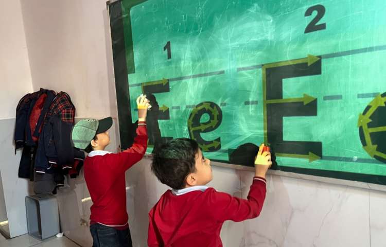 تمرین نحوه‌ی نوشتن و تشخیصِ حرف Ee 3