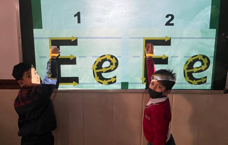 تمرین نحوه‌ی نوشتن و تشخیصِ حرف Ee