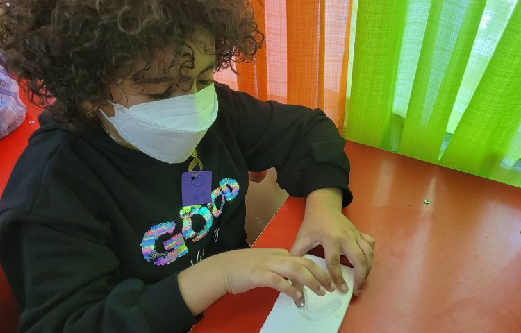 :تمرین نوشتن نشانه د، استفاده از حس لامسه برای درک بهتر و نوشتن صحیح، کلاس انگور