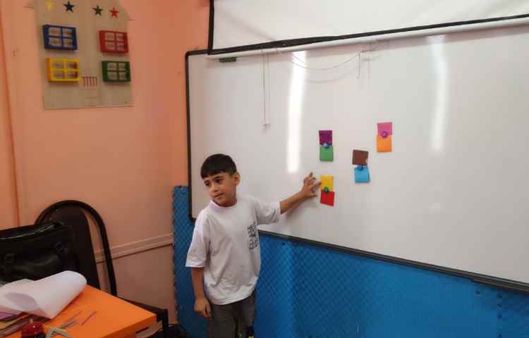 تمرین و تکرار رنگ ها به زبان انگلیسی با بازی های متنوع 4