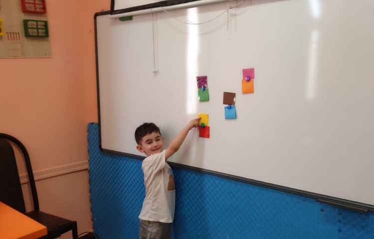 تمرین و تکرار رنگ ها به زبان انگلیسی با بازی های متنوع 5