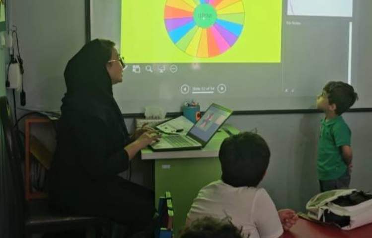 تمرین و تکرار رنگ ها و سوال و جواب what color is it? It's.....به همراه بازی