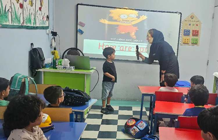 تمرین و تکرار سوال و جواب How are you? I'm good . Thank you با استفاده از عروسک گردانی و بازی 1