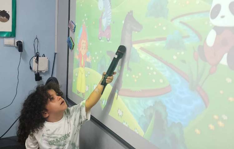 تمرین و تکرار سوال و جواب How are you? I'm good . Thank you با استفاده از عروسک گردانی و بازی 2