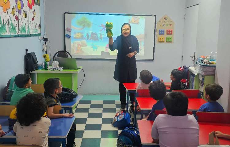 تمرین و تکرار سوال و جواب How are you? I'm good . Thank you با استفاده از عروسک گردانی و بازی 3