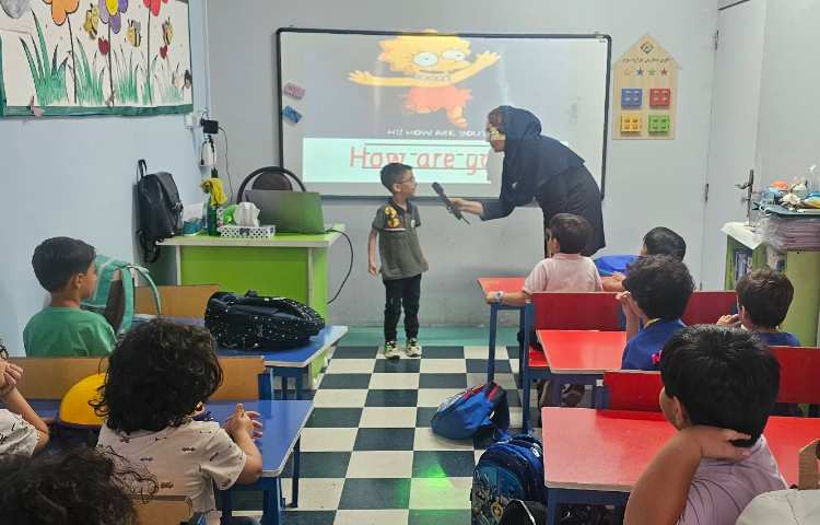 تمرین و تکرار سوال و جواب How are you? I'm good . Thank you با استفاده از عروسک گردانی و بازی 4