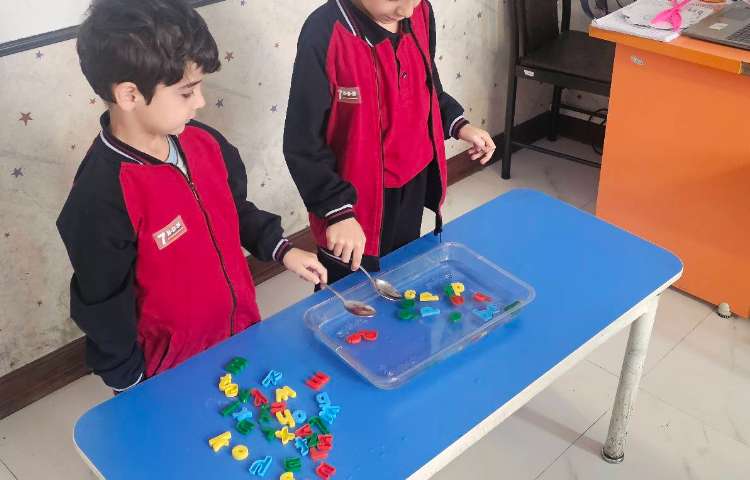 تمرین و شناخت حروف الفبا همراه با بازی 1