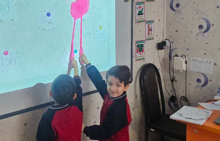 تمرین و شناخت حروف الفبا همراه با بازی 3