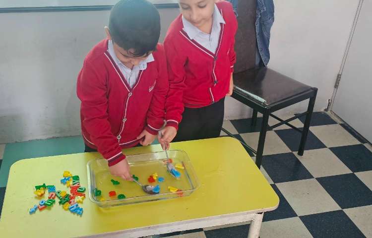 تمرین و شناخت حروف الفبا همراه با بازی 8