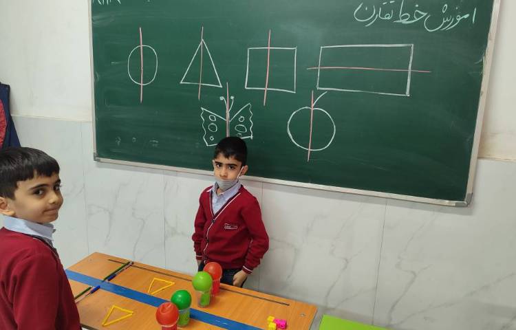 تمرین و مرور مبحث(تقارن) در کلاس توسط دانش‌آموزان انجام شد. 1