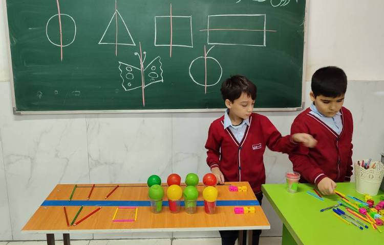 تمرین و مرور مبحث(تقارن) در کلاس توسط دانش‌آموزان انجام شد. 2