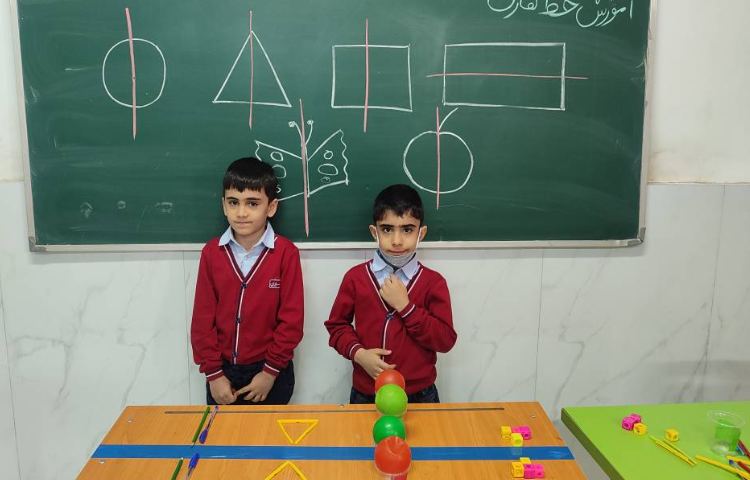 تمرین و مرور مبحث(تقارن) در کلاس توسط دانش‌آموزان انجام شد. 4