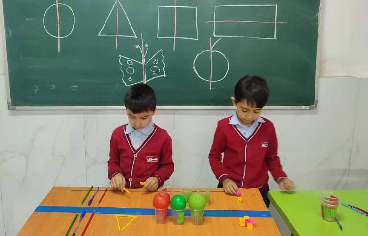 تمرین و مرور مبحث(تقارن) در کلاس توسط دانش‌آموزان انجام شد. 5