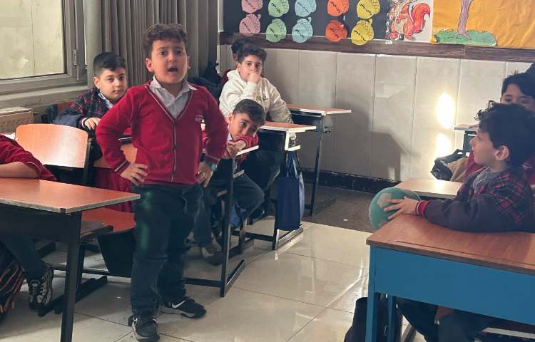 تمرین پرسش و پاسخ درمورد رنگ مورد علاقه با توپ-زنگ زبان عمومی 1