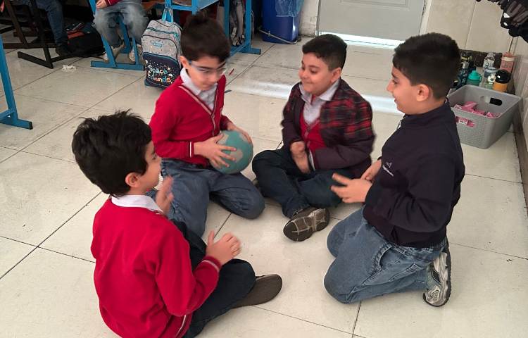 تمرین پرسش و پاسخ درمورد رنگ مورد علاقه با توپ-زنگ زبان عمومی 3