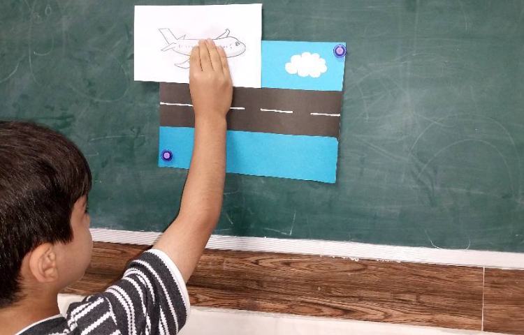 تمرین کردن لغات مربوط به وسایل نقلیه در کلاس زبان 1