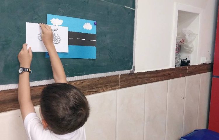 تمرین کردن لغات مربوط به وسایل نقلیه در کلاس زبان 2