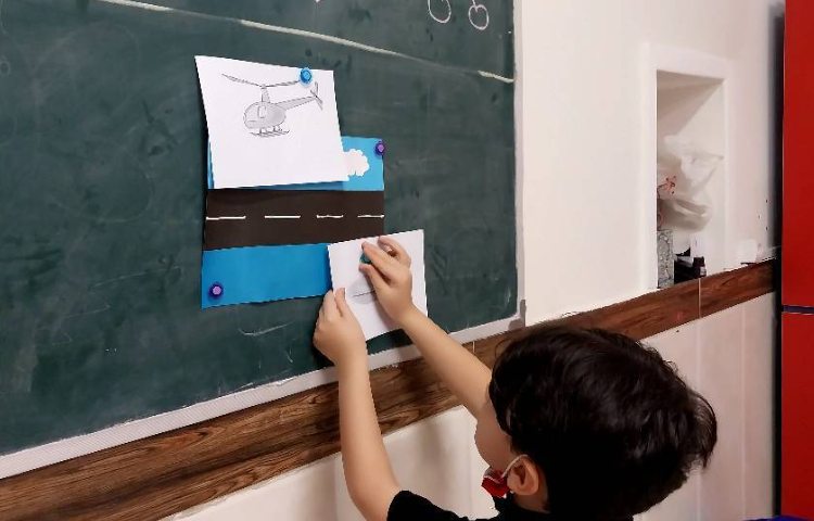 تمرین کردن لغات مربوط به وسایل نقلیه در کلاس زبان 3