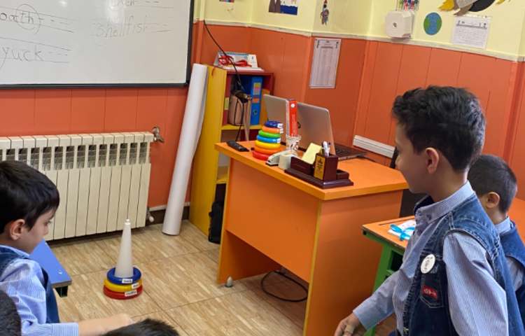 تمرین کلمات مربوط به حروف X,y,ch,sh,th,the با استفاده از بازی پرتاب حلقه 3