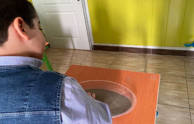 تمرین کلمات مربوط به حروف qu با استفاده از نوشتن بر روی شن 1