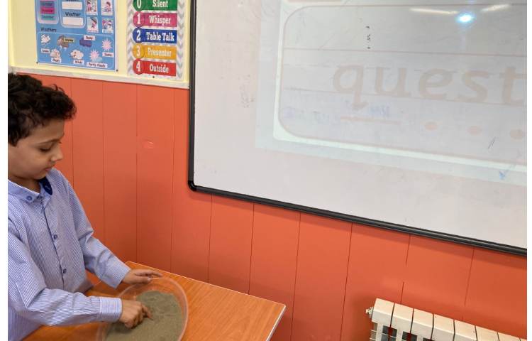 تمرین کلمات مربوط به حروف qu با استفاده از نوشتن بر روی شن 1