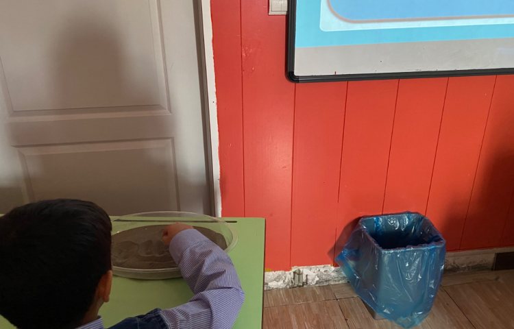 تمرین کلمات مربوط به حروف qu با استفاده از نوشتن بر روی شن 1