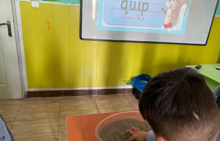 تمرین کلمات مربوط به حروف qu با استفاده از نوشتن بر روی شن 2