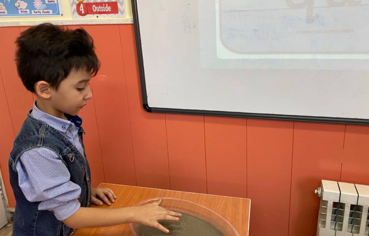 تمرین کلمات مربوط به حروف qu با استفاده از نوشتن بر روی شن 2