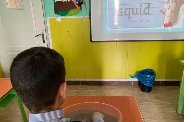 تمرین کلمات مربوط به حروف qu با استفاده از نوشتن بر روی شن 3