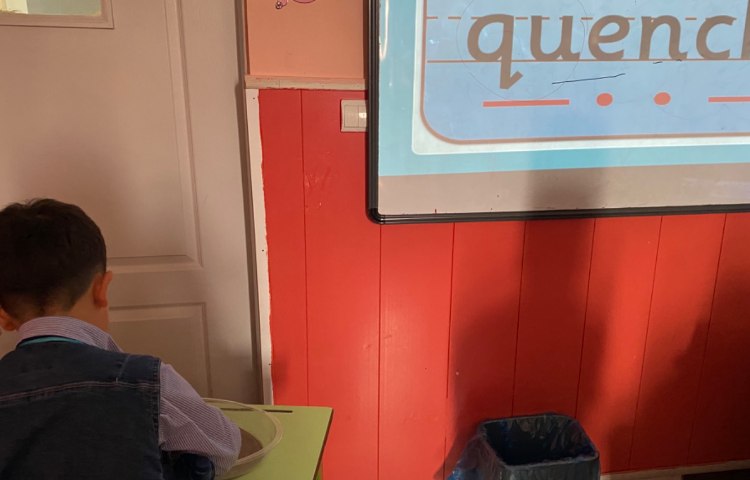 تمرین کلمات مربوط به حروف qu با استفاده از نوشتن بر روی شن 3