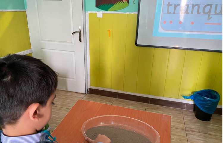 تمرین کلمات مربوط به حروف qu با استفاده از نوشتن بر روی شن 4