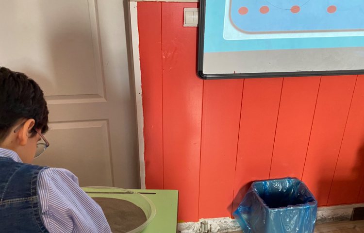 تمرین کلمات مربوط به حروف qu با استفاده از نوشتن بر روی شن 4