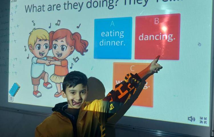 تمرین گرامر present continuous از طریق بازی آنلاین 3