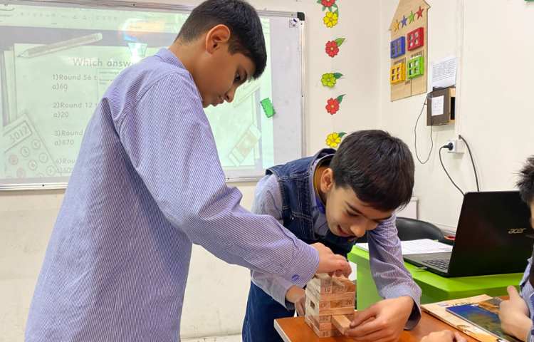 تمرینِ گرد کردن اعداد انگلیسی توسط بازی برج هیجان-زنگ Math 1