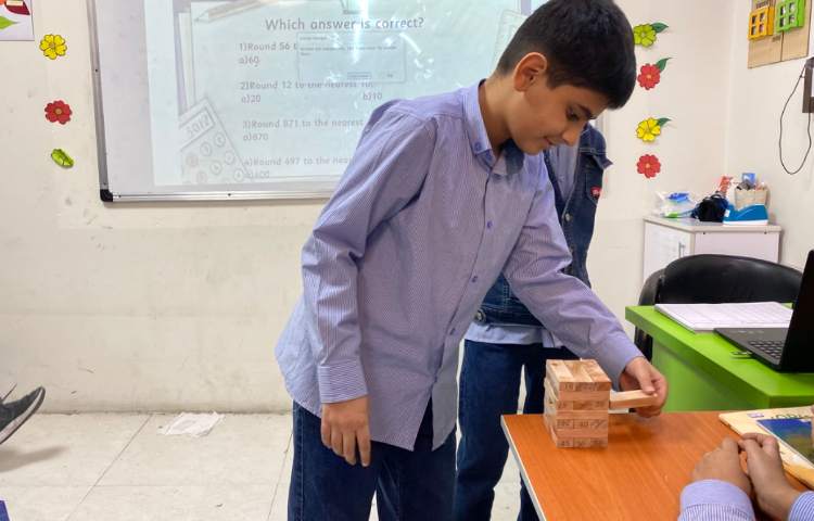 تمرینِ گرد کردن اعداد انگلیسی توسط بازی برج هیجان-زنگ Math