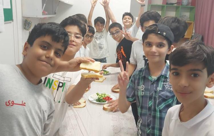 تهیه اسنک ( میان‌وعده ) توسط دانش‌آموزان و میل کردن آن 1