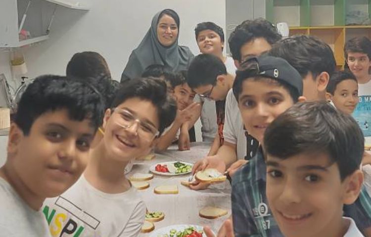 تهیه اسنک ( میان‌وعده ) توسط دانش‌آموزان و میل کردن آن 2