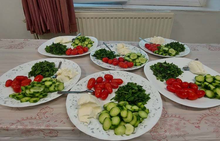 تهیه اسنک ( میان‌وعده ) توسط دانش‌آموزان و میل کردن آن 3