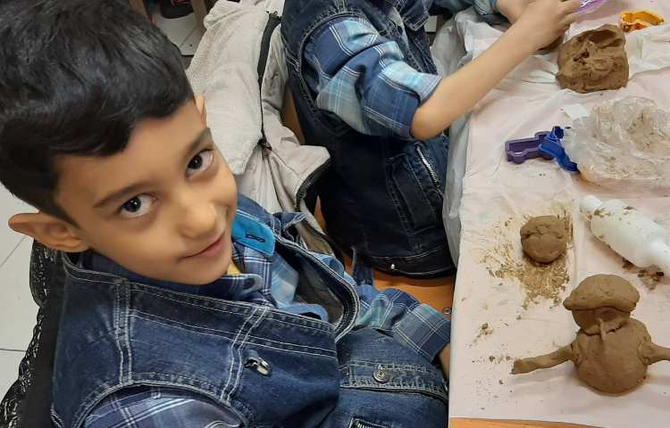 تهیه مجسمه با گل 2