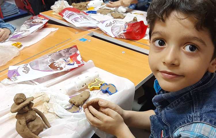 تهیه مجسمه با گل 4