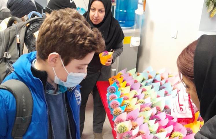 تهیه واهدای گلدان کاکتوس به مادران 3
