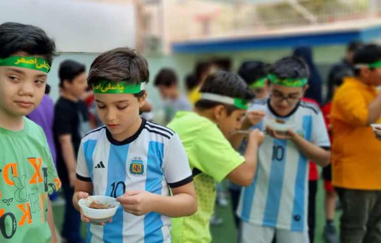 تهیه وتوزیع نذری ایام عزاداری ماه محرم در دبستان علوی 2