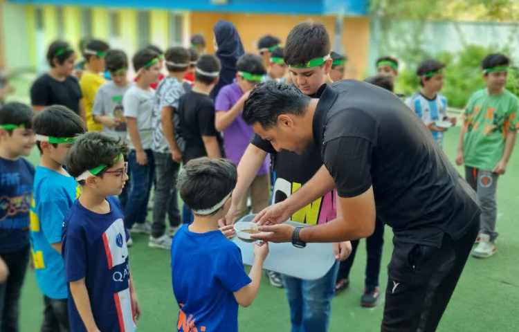 تهیه وتوزیع نذری ایام عزاداری ماه محرم در دبستان علوی 3