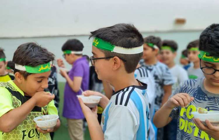 تهیه وتوزیع نذری ایام عزاداری ماه محرم در دبستان علوی 5