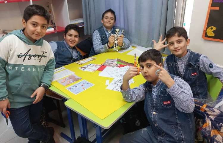 تهیه پوستر توسط گروه های چهارخانه 1