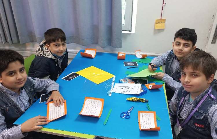 تهیه پوستر توسط گروه های چهارخانه 2