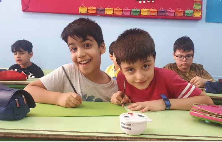 تهیه پوستر گروهی در مورد حقوق افراد در گروه و روابط بین فردی در کلاس زبان زرافه